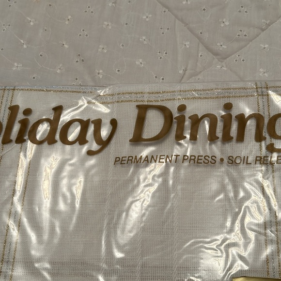NWT 70” round Holiday Table Cloth - Picture 5 of 9